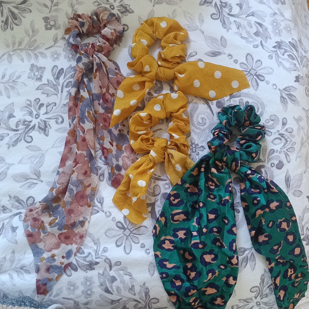 4 Stylish Hair Scrunchies